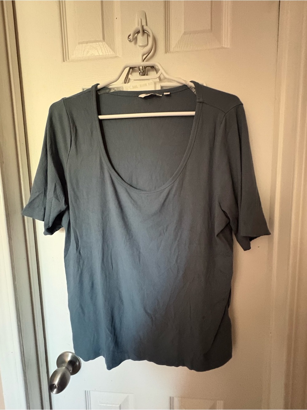 Reitmans Ribbed Scoop Neck Tee in Slate - Picture 2 of 6